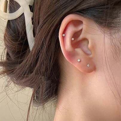 2 件简约不锈钢耳环，2 毫米金色和银色方晶锆石耳钉，无需摘下，适合睡眠和淋浴时佩戴，适合女性日常佩戴，适合各种穿孔。珠宝礼品