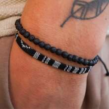 Conjunto de 2 pulseiras de surfista pretas e brancas para homens e mulheres, pulseira poderosa masculina, joias artesanais estilo boho para festival de verão, conjunto de pulseiras à prova d'água com miçangas, pulseira de praia, presente masculino