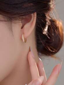1 件时尚铜锆石镶嵌（单面）环状耳环，优雅的女性设计，适合休闲穿着，是一份很棒的礼物！