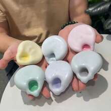 Una bola de arroz glutinoso cubierta de hielo de plástico se puede usar como un juguete antiestrés. Es un mochi realista con un buen tacto. El juguete antiestrés se parece a un dumpling de arroz glutinoso, un artefacto antiestrés interesante, y también se puede usar como un regalo para la familia, los amigos y los regalos - Multicolor - Ver 9