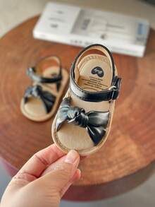 Sandal đế bằng hở mũi bằng da PU mềm mại họa tiết hoa cho bé gái sơ sinh/trẻ nhỏ, thích hợp cho mùa hè. - màu đen - Xem 12