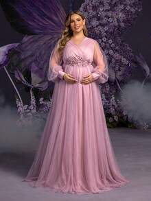 Faeriesty Dressalisa 加大码优雅孕妇礼服，V 领和透明薄纱长袖 | 花卉装饰 A 字廓形，适合孕期写真拍摄、迎婴派对、婚礼宾客活动、正式里程碑庆典和人像拍摄 | 专为准妈妈设计的永恒新娘风格设计 - 藕粉色 - 查看 6
