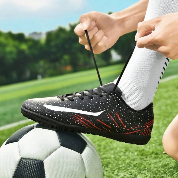 Botines de fútbol/soccer de caña baja para hombres - Zapatos de fútbol de terreno firme FG | Piel sintética ligera con tacos de tracción dinámica | Zapatos para partidos en campo de césped