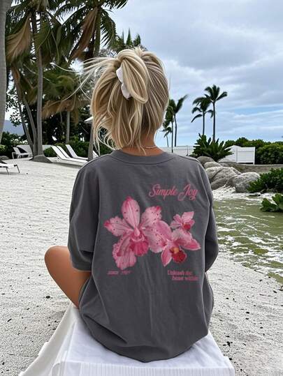 这款色彩缤纷的字母花卉印花圆领T恤是夏季女性时尚百搭的选择。这款印花T恤有白色和粉色两种颜色，适合度假穿着。