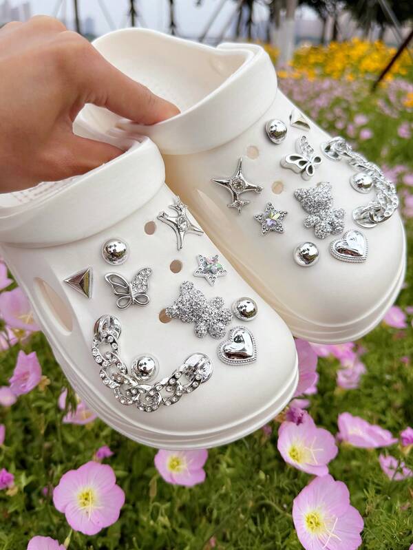 20 قطعة سلسلة بها شرابات لامعة من الراين ABS ، سحر من الدبدوب الجميل، وفراشة، وقلب، وكوكب، ومثلث، ونصف دائرة من الخرز الفضي، مشابك للأحذية، DIY للديكور، مناسب للنساء للأحذية الصنادل والأحذية الشاطئية والحقائب، هدية رائعة لحفلات العطلات وأعياد الميلاد