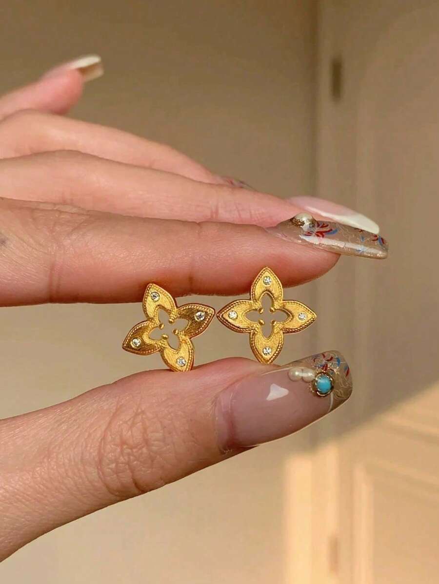 Stylever 1Pair 925 Sterling Silver Vintage High Feeling Light Luxury Zirconia Gold Brushed Hollowed Out Clover Stud Earrings For Women Fine Jewellery Suitable For Daily Wear Versatile Enough To Match Various Outfits And Perfect For Dating And Parties As Decorations