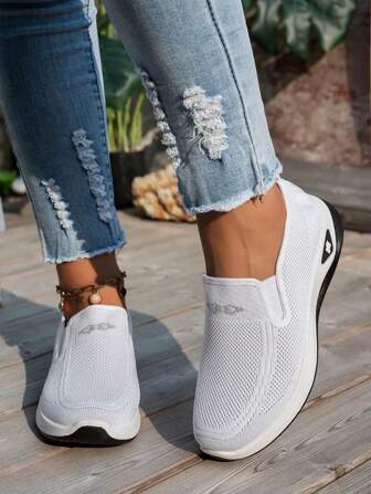 Ademende sportschoenen voor dames in effen kleur, zachte zool, lichtgewicht instappers voor wandelen, lage gebreide casual schoenen, veelzijdige instappers, gemakkelijk aan en uit te trekken, geschikt voor woon-werkverkeer en wandelen