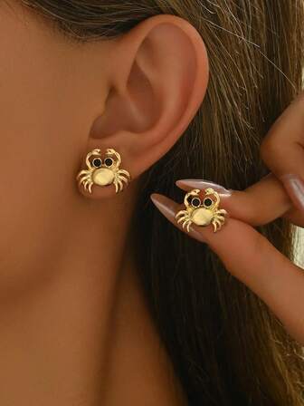 一对创意可爱螃蟹图案金色耳坠，适合女士佩戴，夏季海滩风格，适合送给朋友的礼物