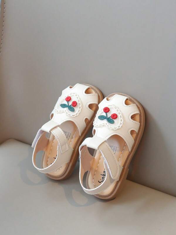 Nuevas sandalias para niñas con diseño hueco, suela suave antideslizante, lindas, ligeras y cómodas para el verano