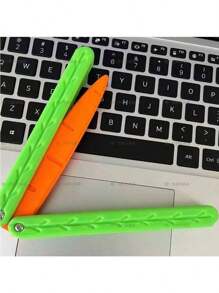 1 pieza Nuevo cuchillo de zanahoria que brilla en la oscuridad impreso en 3D - Modelo de plástico que brilla en la oscuridad impreso en 3D, regalo genial y presente que encarna el juego de la pareja del diablo, regalo para gatos, juego de niñas, juego de hombres, juego interactivo de fiesta, juguetes de viaje, juguetes de aula, juguetes antiestrés, mini artículos, juguetes de baño, artículos de papelería navideños, regalo de cumpleaños, regalo festivo, regalo perfecto