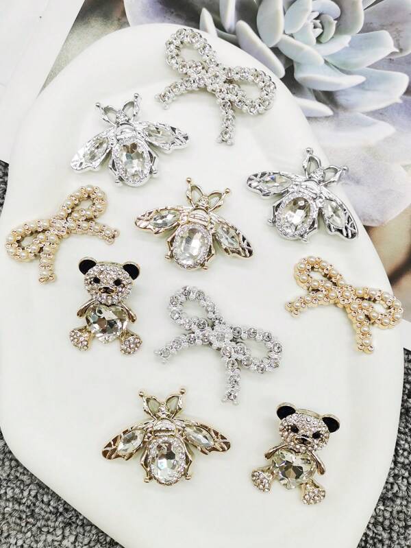 2 Stücke ABS Harz Bling Schmuck Luxury geformter Herz-Bär Schuh Dekor Golden Silbrig Strass Biene Schuh Dekorationen Künstliche Faux Perle Schleife Schuh Accessoires Diy Abnehmbar Multifunktional Schuh Clips Dekor passend für Damensandalen, Clogs, Sandalen, Strandtaschen Weihnachten Halloween Valentine Geburtstag Festival Party Geschenke (Schuhe nicht enthalten)