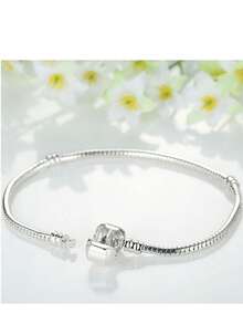 1条Iconic Moments蛇形链手链，925镀银，适合搭配任何吊坠，适合所有手腕尺寸，是情人节、母亲节、生日和圣诞节送给女性的理想礼物。