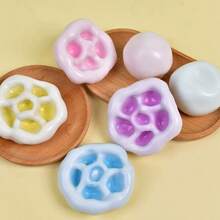 Una bola de arroz glutinoso cubierta de hielo de plástico se puede usar como un juguete antiestrés. Es un mochi realista con un buen tacto. El juguete antiestrés se parece a un dumpling de arroz glutinoso, un artefacto antiestrés interesante, y también se puede usar como un regalo para la familia, los amigos y los regalos - Multicolor - Ver 6