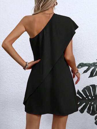 Lätt, elegant asymmetrisk klänning i polyester med bara axlar - Damklänning med figurnära passform, avslappnad stil