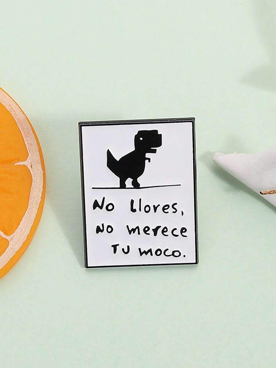 1 Stück "No Llovers No Merece Tu Moco" Emaille Pin, Cartoon Dinosaurier Tier Brosche, Rucksack Revers Abzeichen, witziges Schmuckgeschenk für Freunde - Schwarz und Weiss - Übersicht 1