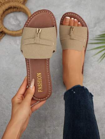 卡其色露趾平底凉鞋，带金属流苏扣装饰，露趾一脚蹬沙滩鞋，优雅休闲百搭夏季新款女士平底凉鞋