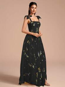 迷人浪漫网眼面料舞会礼服，配有细肩带、花卉刺绣和蝴蝶结细节、喇叭形下摆和高开衩 - 黑色 - 查看 5