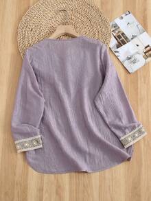 JIANHU Camisa de verano de lino vintage para mujer - Parte superior con botones y bordado dorado, con adorno floral en color lila claro, manga 3/4, camisa casual adecuada para fiesta de jardín/vacaciones/salida de fin de semana | Tela de lino transpirable, con detalles de perlas y botones ámbar, primavera - Morado - Ver 10