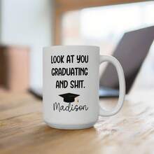 1 pieza Taza personalizada de 11 onzas para graduación, regalo para graduado, regalo de la clase de 2025, taza divertida de graduación, regalo para él, regalo para ella, graduado de 2025 - Blanco - Ver 4
