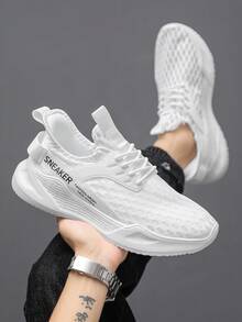 زوج من أحذية رياضية كاجوال للرجال مصنوعة من شبكة تنفس خفيفة الوزن. تصميم رباط منخفض مع نعل إيفا ودعم للقوس للركض - أبيض - مشاهدة 3