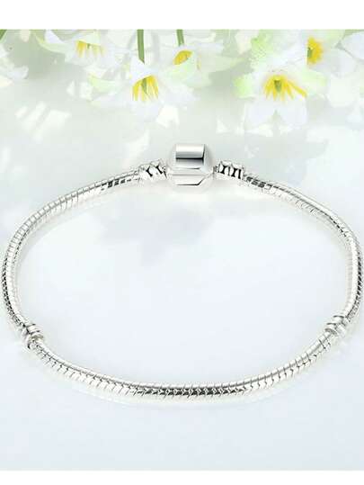 1条Iconic Moments蛇形链手链，925镀银，适合搭配任何吊坠，适合所有手腕尺寸，是情人节、母亲节、生日和圣诞节送给女性的理想礼物。