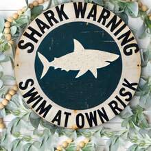 1个2D平面复古鲨鱼警告木质标牌 - “游泳风险自负”木质牌匾，8x8英寸圆形墙面装饰，防水防尘，适用于家居、农舍、餐厅、酒吧、咖啡馆、车库、户外装饰，预钻孔方便悬挂，孔位随机。 - 彩色 - 查看 4