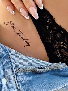 1 张小尺寸人体艺术临时纹身贴纸，男女适用，黑色 Yes Daddy 英文文字图案，挑逗顽皮风格，防水假纹身，持续 2-5 天，遮盖疤痕，可用于手臂手腕肩腿腰颈手胸部大腿手指，闺蜜情侣纹身，爱人，角色扮演 - 黑色 - 查看 7