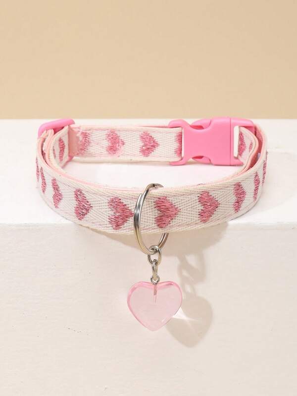 Un colgante con forma de corazón delgado con patrón colgante, accesorio para gatos y perros pequeños adecuado para que lo usen en casa y al aire libre durante todo el año