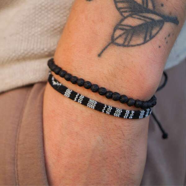 Conjunto de 2 pulseiras de surfista pretas e brancas para homens e mulheres, pulseira poderosa masculina, joias artesanais estilo boho para festival de verão, conjunto de pulseiras à prova d'água com miçangas, pulseira de praia, presente masculino