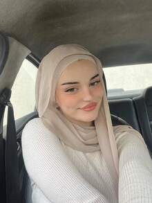 1件纯色雪纺女士头巾，柔软舒适，休闲长款围巾，保守素色头带，适合日常穿着。