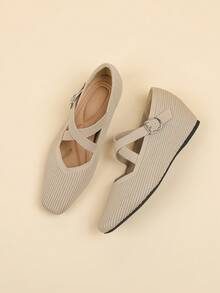 女式方头针织材质透气交叉带可调节扣纯色休闲隐形坡跟运动鞋，适合娇小身材，四季穿着