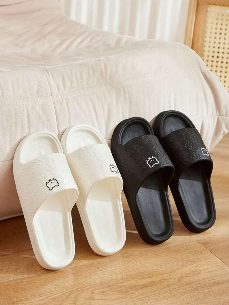 Dép đi trong nhà hình gấu hoạt hình dễ thương, chất liệu EVA, phù hợp cho nữ, đế mềm mại, lý tưởng để sử dụng trong nhà, phòng tắm. #BánChạyNhất #BánChạyNhanh. Thoải mái khi sử dụng trong nhà. Có nhiều màu sắc. Phù hợp cho cả nam và nữ, đi làm và mặc thường ngày. Thích hợp cho mọi mùa. Dùng cho bãi biển, kỳ nghỉ, ở nhà. Nhẹ và thoáng khí, không gây khó chịu cho chân.