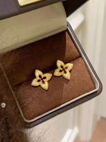 Stylever 1Pair 925 Sterling Silver Vintage High Feeling Light Luxury Zirconia Gold Brushed Hollowed Out Clover Stud Earrings For Women Fine Jewellery Suitable For Daily Wear Versatile Enough To Match Various Outfits And Perfect For Dating And Parties As Decorations
