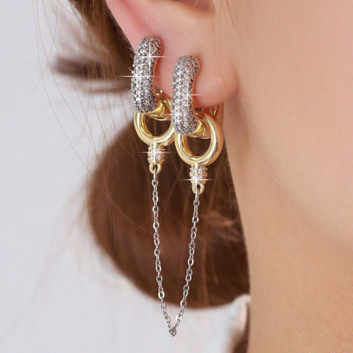 Par de joyas de lujo, pendientes colgantes con charm cuadrado totalmente incrustado en forma de U, con acabado electrolĂtico de dos tonos, pendientes