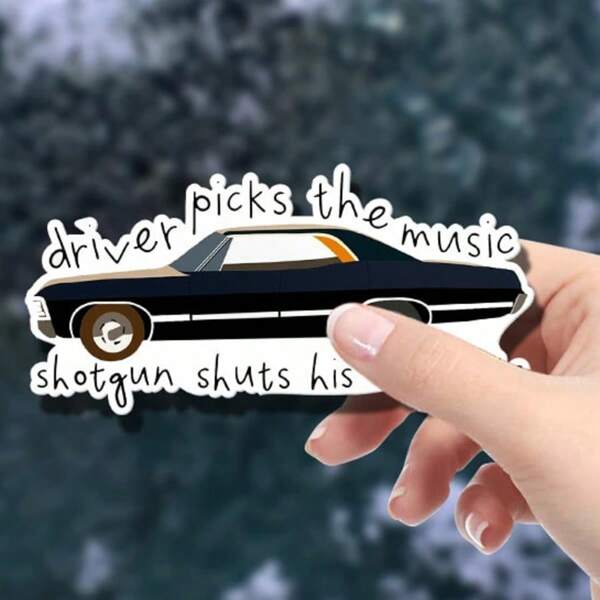 "1PC 3-Inch Removable Vinyl Waterproof 'Driver Picks The Music Shotgun Shuts His Cakehole' Quote Sticker For Laptop, Phone Case, Water Bottle, Journal, School Supplies, Fun Car Decor, Pop Culture Stickers For Smooth Surfaces"TV Show Fan Sticker,Pop Culture Quote Stickers,Cute And Quirky Stickers,Humorous Car Stickers