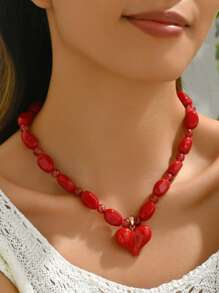 1件优雅时尚金色爱心吊坠项链，橙红色树脂3D爱心吊坠，法式滴油工艺，金色链条，不对称串珠，多种款式可选，高品质女士项链，适合日常佩戴、度假、派对、搭配性感服饰。请注意，每个树脂吊坠底部都有注塑成型的浇口。