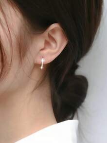 1 件时尚铜锆石镶嵌（单面）环状耳环，优雅的女性设计，适合休闲穿着，是一份很棒的礼物！