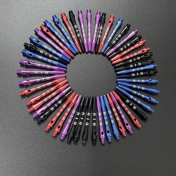 Easytoday 12 Stücke/Set 4 Farben Metall Darts mit 4,1 cm/1,61 Zoll Aluminiumschaft, Gravierte Metall Darts als Unterhaltungszubehör