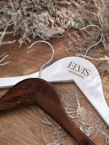 个性化婚礼衣架 - 蝴蝶结新娘衣架、木制雕刻伴娘衣架、定制姓名衣架、个性化新娘衣架 - 婚礼衣架 - 伴娘衣架 - 木制雕刻衣架 - 新娘礼服衣架 - 婚礼姓名衣架 - 彩色 - 查看 3