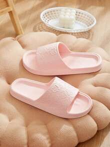 Dép đi trong nhà hình gấu hoạt hình dễ thương, chất liệu EVA, phù hợp cho nữ, đế mềm mại, lý tưởng để sử dụng trong nhà, phòng tắm. #BánChạyNhất #BánChạyNhanh. Thoải mái khi sử dụng trong nhà. Có nhiều màu sắc. Phù hợp cho cả nam và nữ, đi làm và mặc thường ngày. Thích hợp cho mọi mùa. Dùng cho bãi biển, kỳ nghỉ, ở nhà. Nhẹ và thoáng khí, không gây khó chịu cho chân. - màu đen - Xem 9