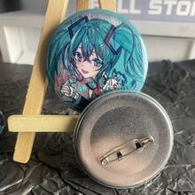 Insignia con esmalte brillante plateado doble de Miku Maid 2025, coleccionable de anime y manga, regalo de fiesta/cumpleaños/fanáticos - Multicolor - Ver 5