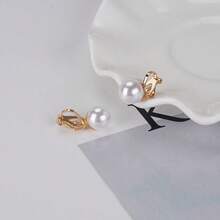 1 对时尚合金非穿孔珍珠扭结夹式耳环，适合女士