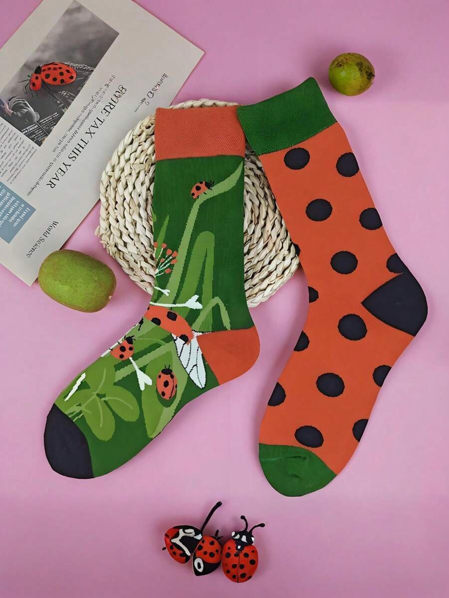 不对称瓢虫和波尔卡圆点设计，透气柔软的中筒袜，色彩鲜艳，适合休闲和正式服装，可爱的袜子，百搭的鞋类，俏皮的设计，舒适的穿着，时尚爱好者，秋季 - 彩色 - 查看 1