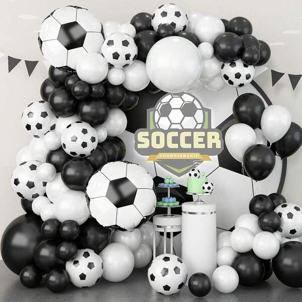 117 pièces Set de guirlande de ballons de football, comprenant des ballons en latex noirs, blancs, imprimés football et des ballons en feuille aluminium de football, parfait pour les décorations de fête d'anniversaire, les décorations de fête sportive, la première fête d'anniversaire, les fournitures de fête d'anniversaire sur le thème du football.