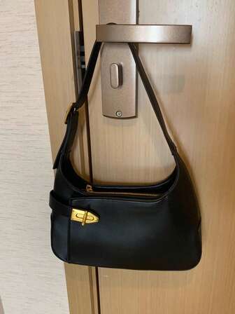 Enfärgat PU-lädermaterial, nischdesign, armhålspaket, elegant och mångsidig handväska för arbete/pendling, svart