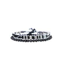 Conjunto de 2 pulseiras de surfista pretas e brancas para homens e mulheres, pulseira poderosa masculina, joias artesanais estilo boho para festival de verão, conjunto de pulseiras à prova d'água com miçangas, pulseira de praia, presente masculino