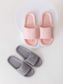 Dép đi trong nhà hình gấu hoạt hình dễ thương, chất liệu EVA, phù hợp cho nữ, đế mềm mại, lý tưởng để sử dụng trong nhà, phòng tắm. #BánChạyNhất #BánChạyNhanh. Thoải mái khi sử dụng trong nhà. Có nhiều màu sắc. Phù hợp cho cả nam và nữ, đi làm và mặc thường ngày. Thích hợp cho mọi mùa. Dùng cho bãi biển, kỳ nghỉ, ở nhà. Nhẹ và thoáng khí, không gây khó chịu cho chân. - Hồng - Xem 3