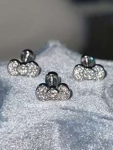 2件闪亮蝴蝶耳钉，316不锈钢耳钉，女士适用，时尚独特，设计精致，彰显女性魅力。适合日常佩戴、派对、节日和特殊场合，是送给她的一份贴心而独特的礼物。