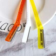 Pacote com 2 lâminas de barbear de cor aleatória, aparador de sobrancelhas com lâmina de aço inoxidável, ferramenta profissional para aparar sobrancelhas, modelador de sobrancelhas afiado, ferramenta para aparar sobrancelhas e maquiagem, tesoura portátil unissex para aparar sobrancelhas