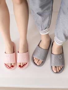 Dép đi trong nhà hình gấu hoạt hình dễ thương, chất liệu EVA, phù hợp cho nữ, đế mềm mại, lý tưởng để sử dụng trong nhà, phòng tắm. #BánChạyNhất #BánChạyNhanh. Thoải mái khi sử dụng trong nhà. Có nhiều màu sắc. Phù hợp cho cả nam và nữ, đi làm và mặc thường ngày. Thích hợp cho mọi mùa. Dùng cho bãi biển, kỳ nghỉ, ở nhà. Nhẹ và thoáng khí, không gây khó chịu cho chân. - màu đen - Xem 11